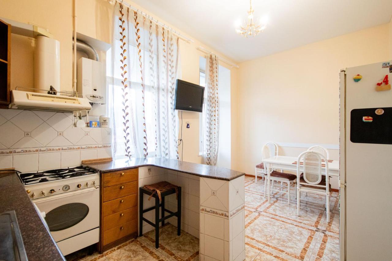 4-кімнатні біля м. палац спорту Apartment *